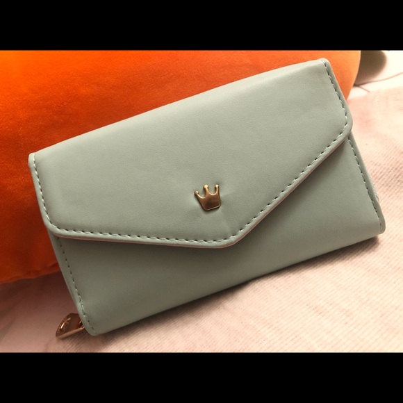 smart crown Handbags - 🌼3/$20🌼Cute wallet!! Never use before!!!